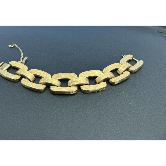 MONET DESIGNER SIGNED GOLD TONE VINTAGE LINK BRACELET WITH SAFETY CHAIN - Picture 3 of 9